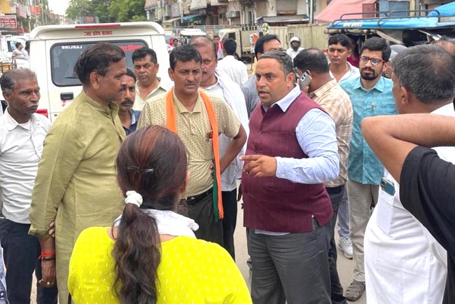 निरीक्षण करते महापौर निरीक्षण करते महापौर