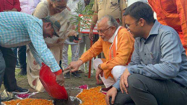 पार्क में आंवला का पौधा लगाते मंत्री सुरेश खन्ना पार्क में आंवला का पौधा लगाते मंत्री सुरेश खन्ना