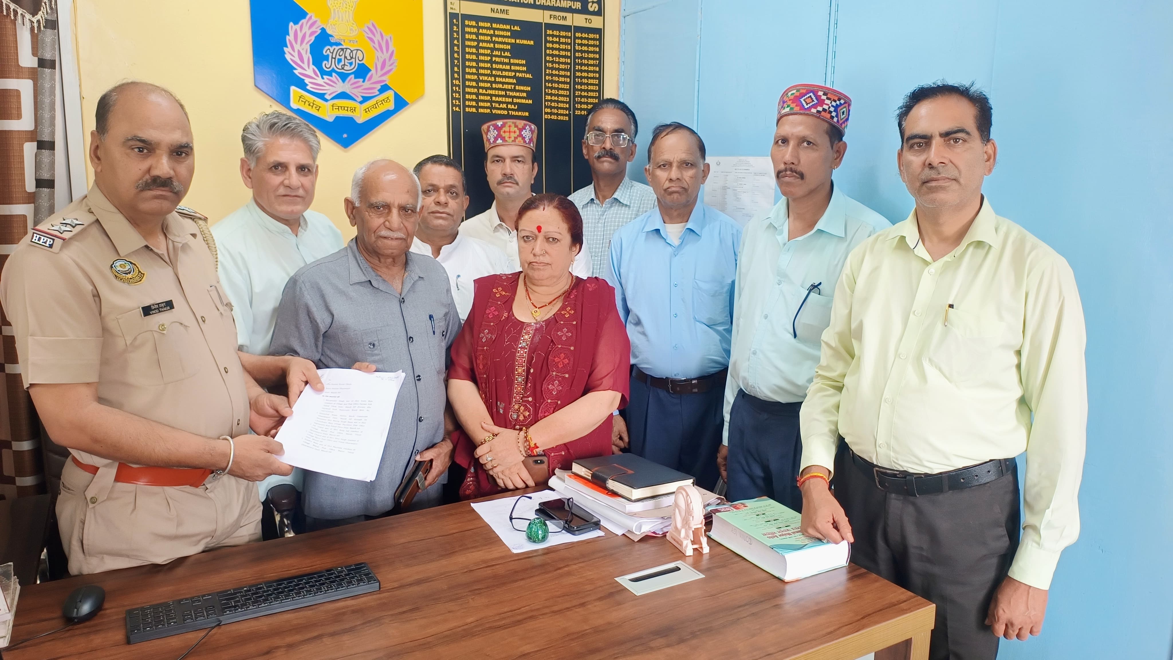 धर्मपुर थाने में एफआईआर दर्ज करने बारे पत्र सौंपते हुए किसान सभा के सदस्य। धर्मपुर थाने में एफआईआर दर्ज करने बारे पत्र सौंपते हुए किसान सभा के सदस्य।