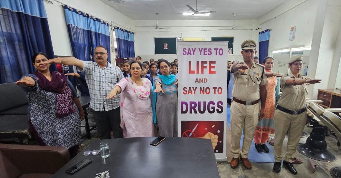 समालखा आईटीआई में नशे के खिलाफ शपथ लेते हैं विद्यार्थी समालखा आईटीआई में नशे के खिलाफ शपथ लेते हैं विद्यार्थी