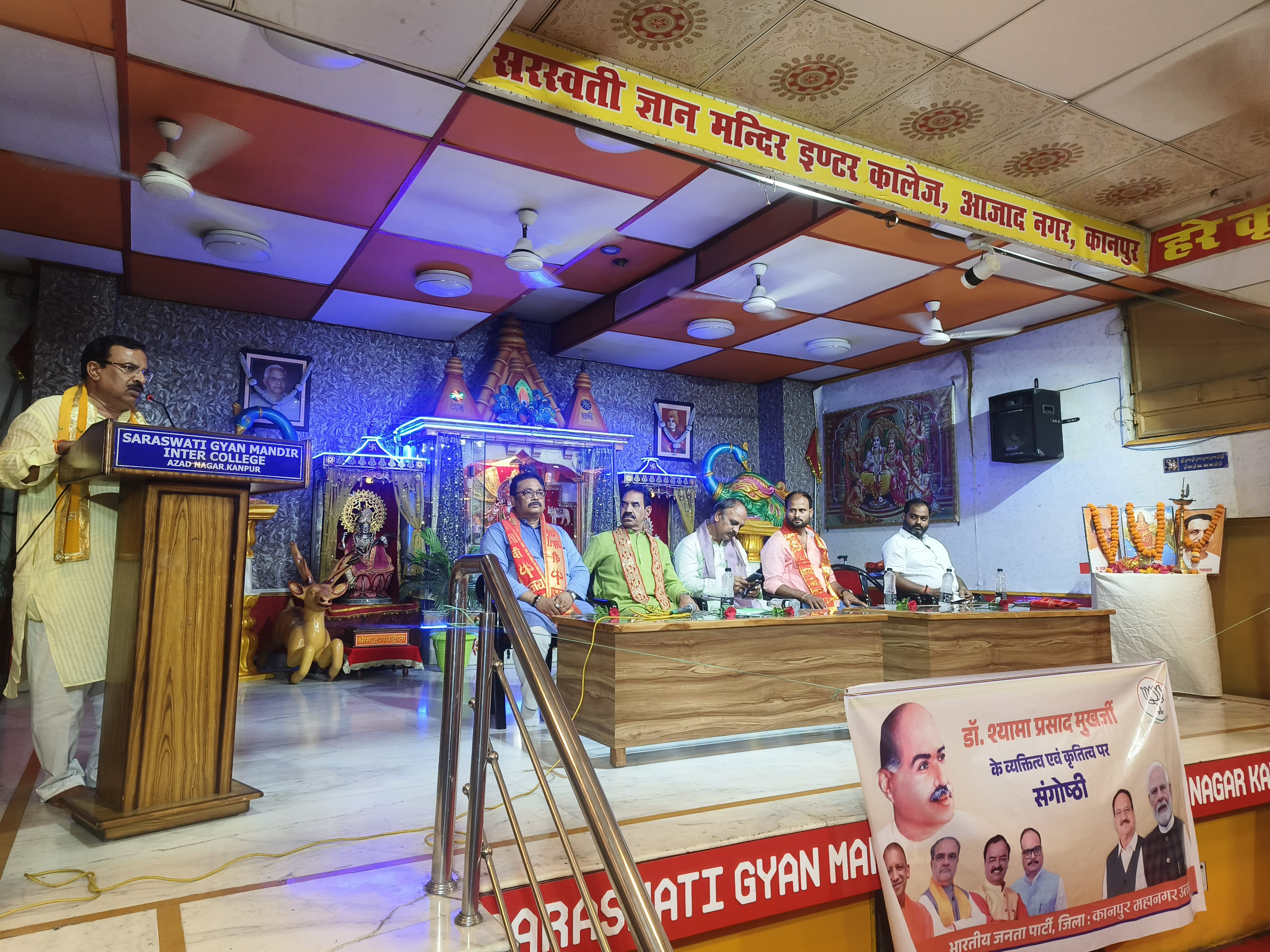 संगोष्ठी को सम्बोधित करते प्रकाश पाल संगोष्ठी को सम्बोधित करते प्रकाश पाल