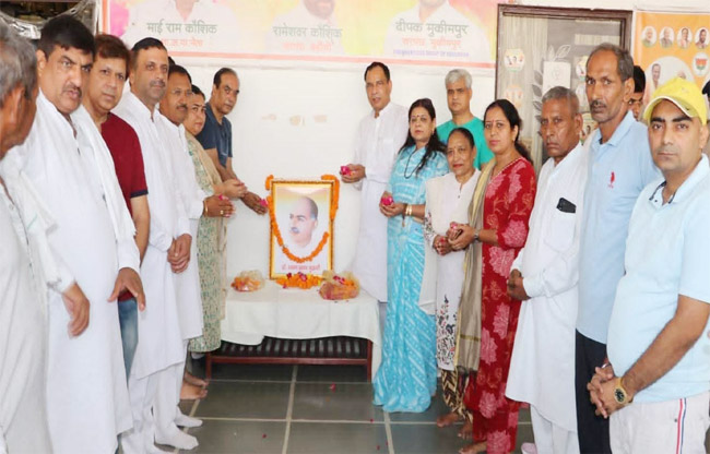 सोनीपत: डॉ. श्यामा प्रसाद मुखर्जी श्रद्धांजलि अर्पित करते हुए भाजपा प्रदेशाध्यक्ष मोहनलाल बड़ौली सोनीपत: डॉ. श्यामा प्रसाद मुखर्जी श्रद्धांजलि अर्पित करते हुए भाजपा प्रदेशाध्यक्ष मोहनलाल बड़ौली