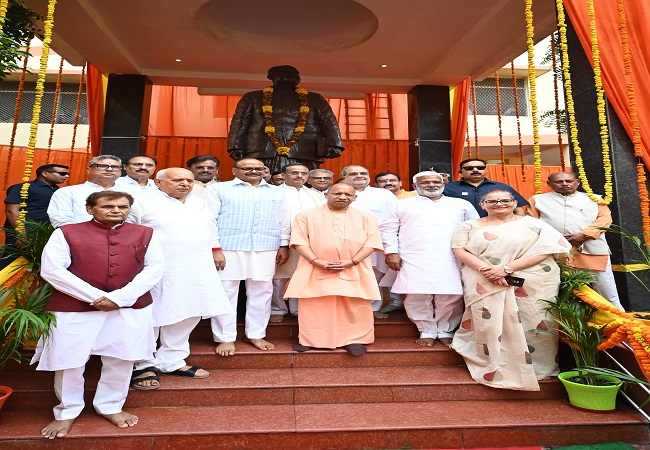 मुखर्जी को श्रद्धांजलि अर्पित करते मुख्यमंत्री योगी व अन्य मुखर्जी को श्रद्धांजलि अर्पित करते मुख्यमंत्री योगी व अन्य