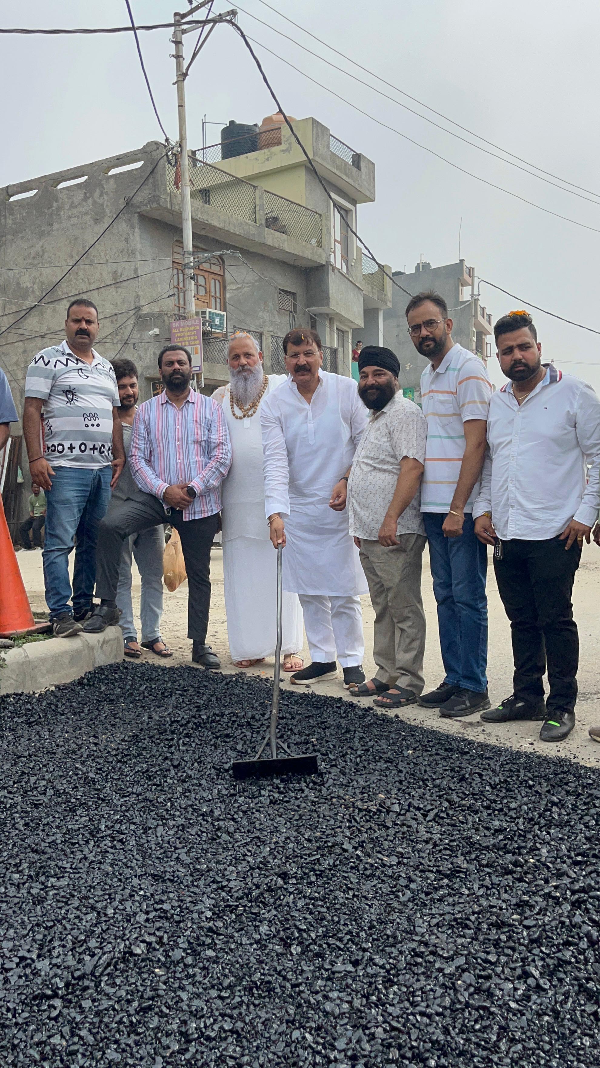 जम्मू पश्चिम में अधूरी पड़ी सड़क परियोजना को मिली रफ्तार, विधायक ने भगवती नगर रोड के ब्लैक टॉपिंग कार्य का किया शुभारंभ जम्मू पश्चिम में अधूरी पड़ी सड़क परियोजना को मिली रफ्तार, विधायक ने भगवती नगर रोड के ब्लैक टॉपिंग कार्य का किया शुभारंभ
