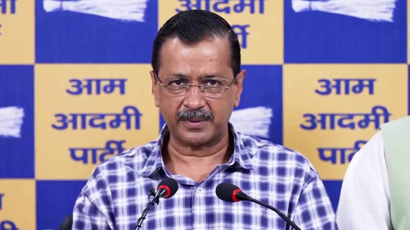 दिल्ली में आम आदमी पार्टी मुख्यालय में प्रेसवार्ता करते पार्टी के राष्ट्रीय संयोजक अरविंद केजरीवाल दिल्ली में आम आदमी पार्टी मुख्यालय में प्रेसवार्ता करते पार्टी के राष्ट्रीय संयोजक अरविंद केजरीवाल