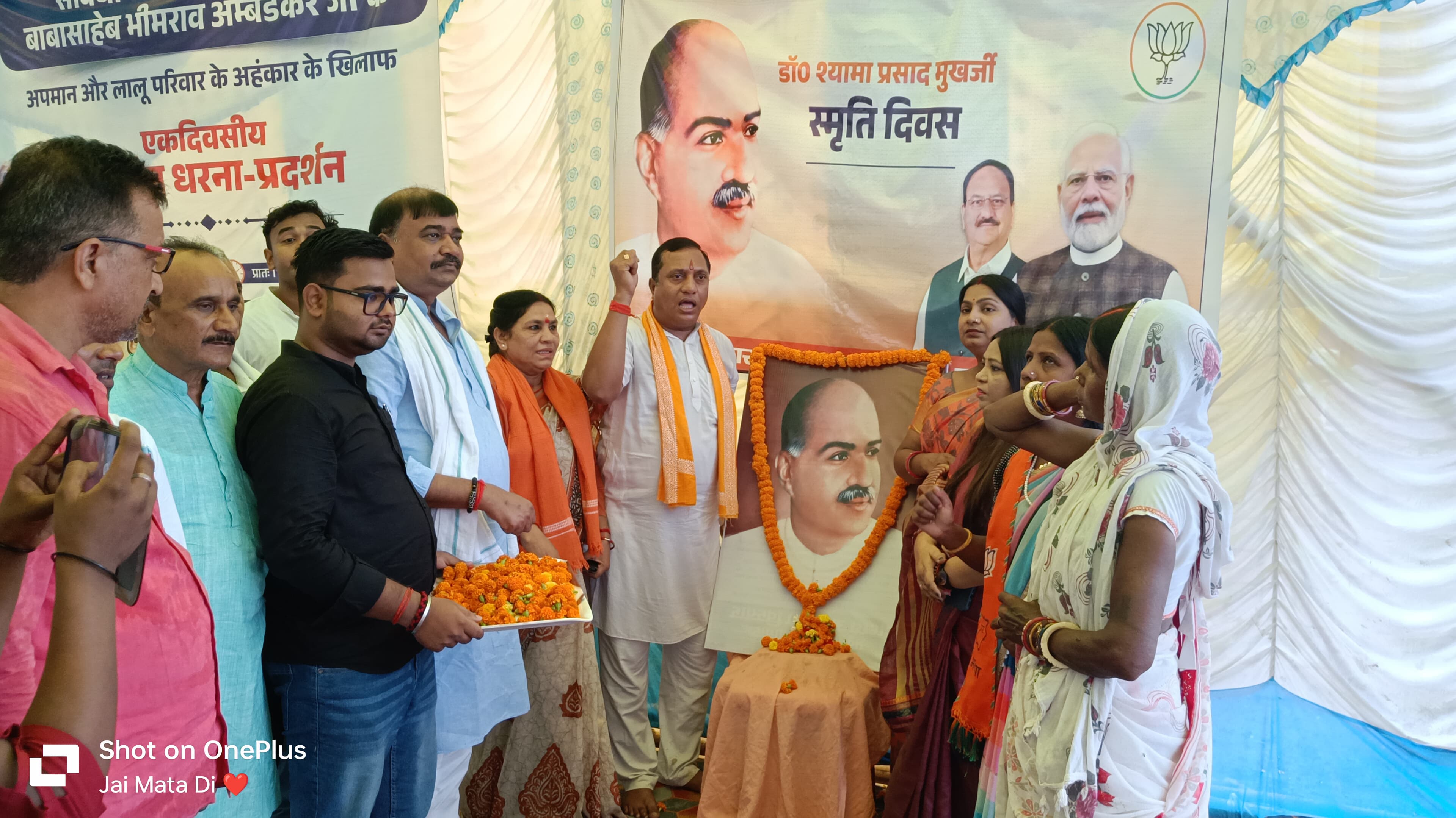 श्रद्धांजलि देते कार्यकर्ता श्रद्धांजलि देते कार्यकर्ता