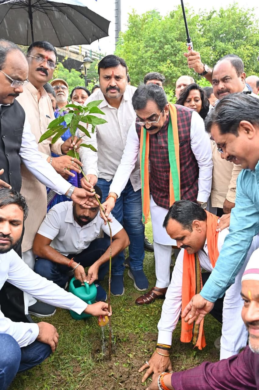 डॉ श्यामा प्रसाद मुखर्जी का बलिदान अमर है डॉ श्यामा प्रसाद मुखर्जी का बलिदान अमर है