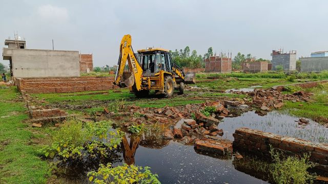 अवैध प्लाटिंग ध्वस्त करता बुलडाेजर अवैध प्लाटिंग ध्वस्त करता बुलडाेजर