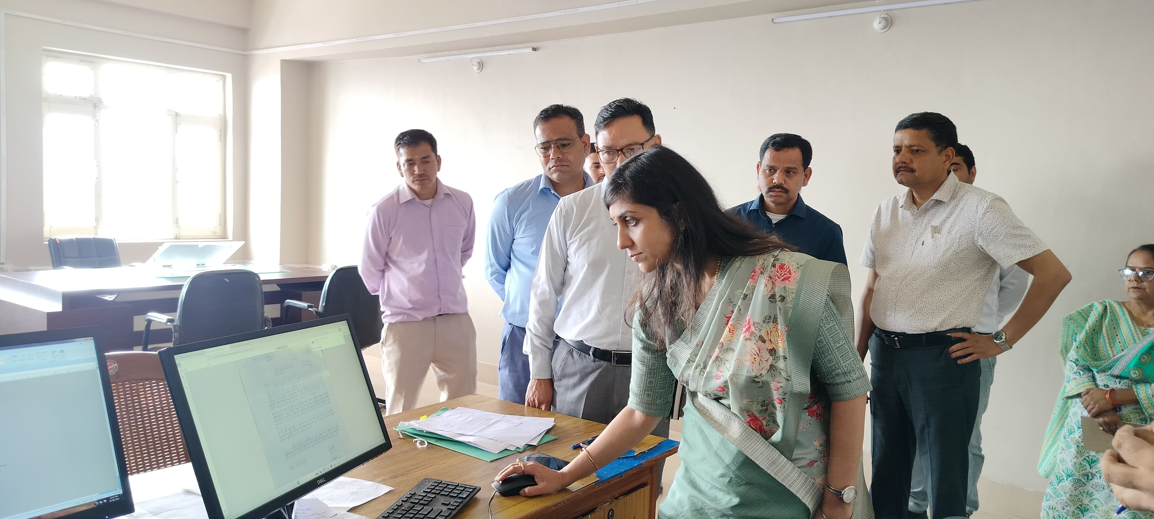 पटल का निरीक्षण करती नवनियुक्त जिलाधिकारी पटल का निरीक्षण करती नवनियुक्त जिलाधिकारी