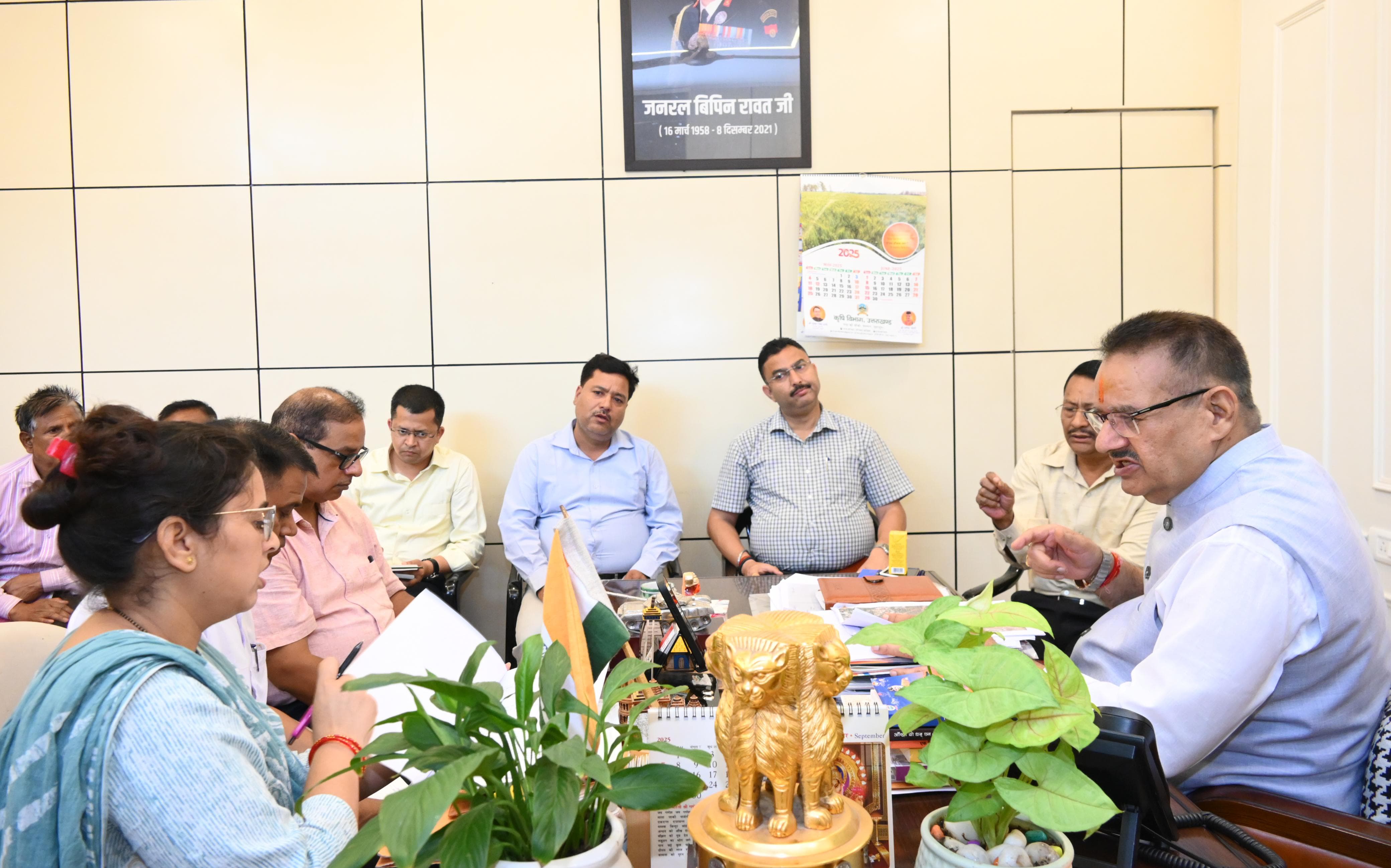 कैबिनेट मंत्री गणेश जोशी निगम और एमडीडीए अधिकारियों के साथ बैठक करते। कैबिनेट मंत्री गणेश जोशी निगम और एमडीडीए अधिकारियों के साथ बैठक करते।