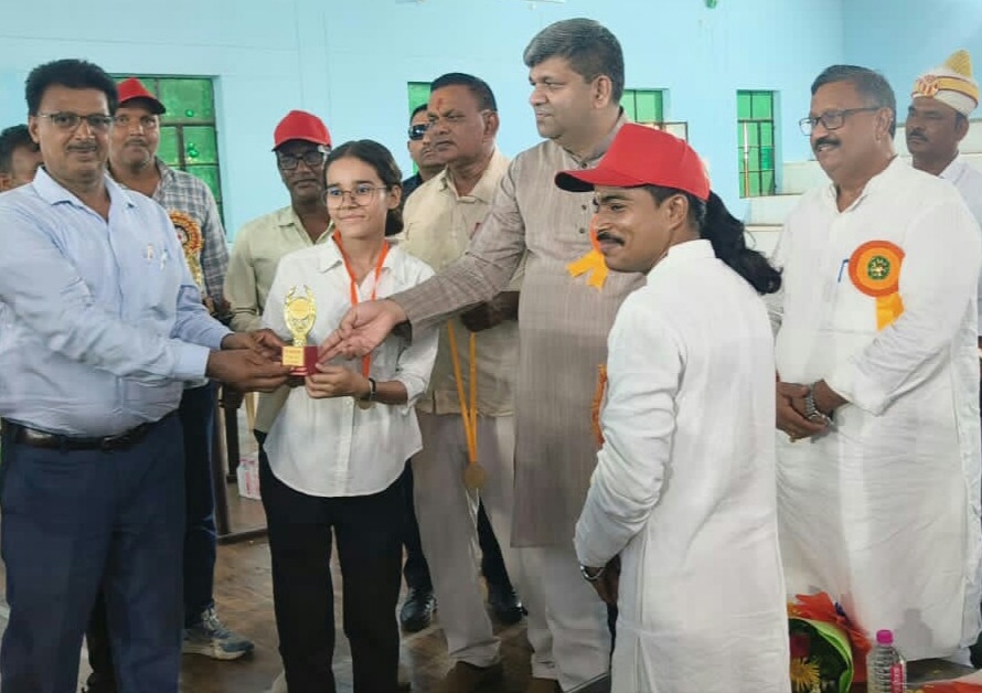 खिलाड़ियों को मेडल देकर सम्मानित करते कैविनेट मंत्री खिलाड़ियों को मेडल देकर सम्मानित करते कैविनेट मंत्री