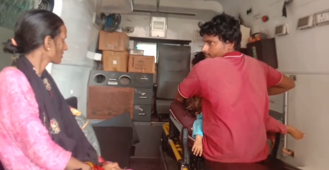 बच्चे को एंबुलेंस में पीजीआई ले जाते हुए बच्चे को एंबुलेंस में पीजीआई ले जाते हुए