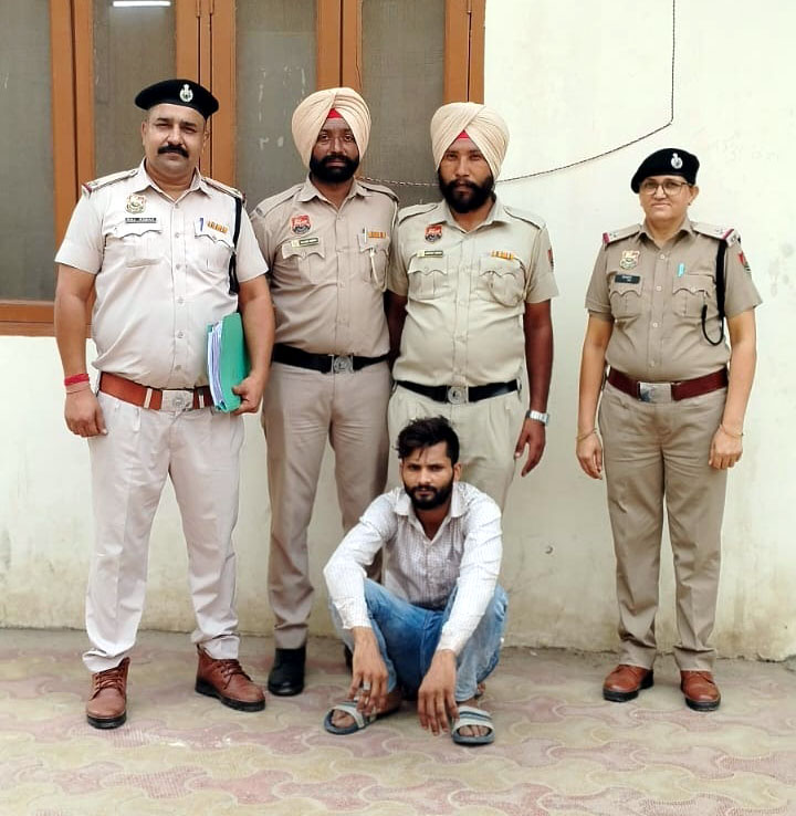 गिरफ्तार किया गया आरोपित गिरफ्तार किया गया आरोपित