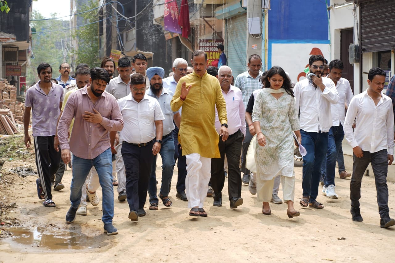 बवाना विधानसभा के दीप विहार क्षेत्र का सोमवार को दौरा करते मंत्री रविंद्र इंद्राज बवाना विधानसभा के दीप विहार क्षेत्र का सोमवार को दौरा करते मंत्री रविंद्र इंद्राज