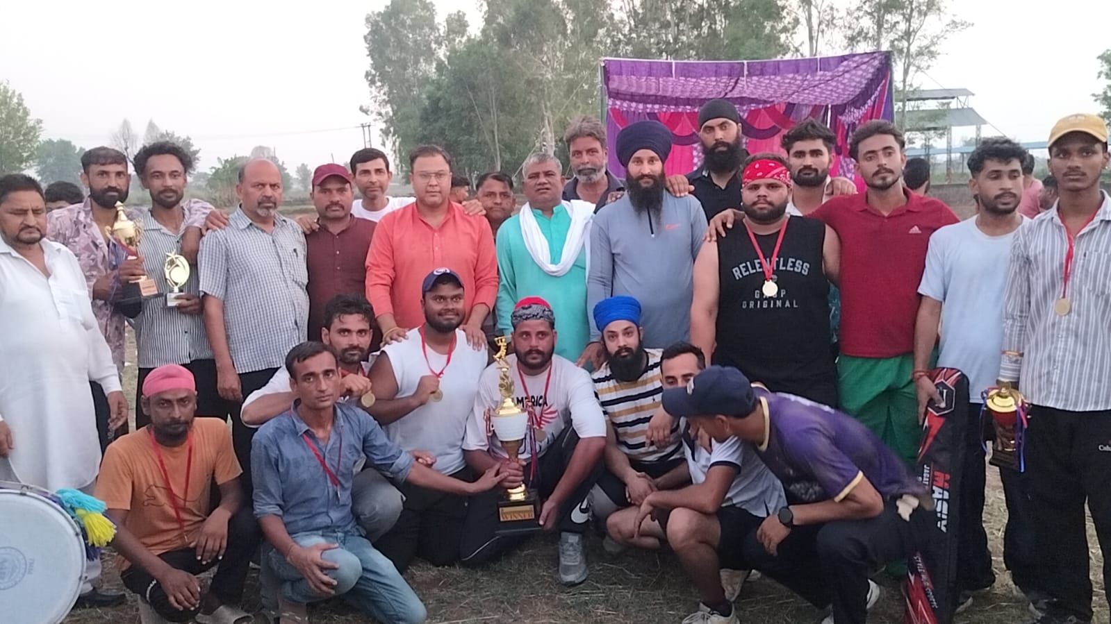 मैच में भाग लेने वाले खिलाडी टराफी के साथ्् मैच में भाग लेने वाले खिलाडी टराफी के साथ््