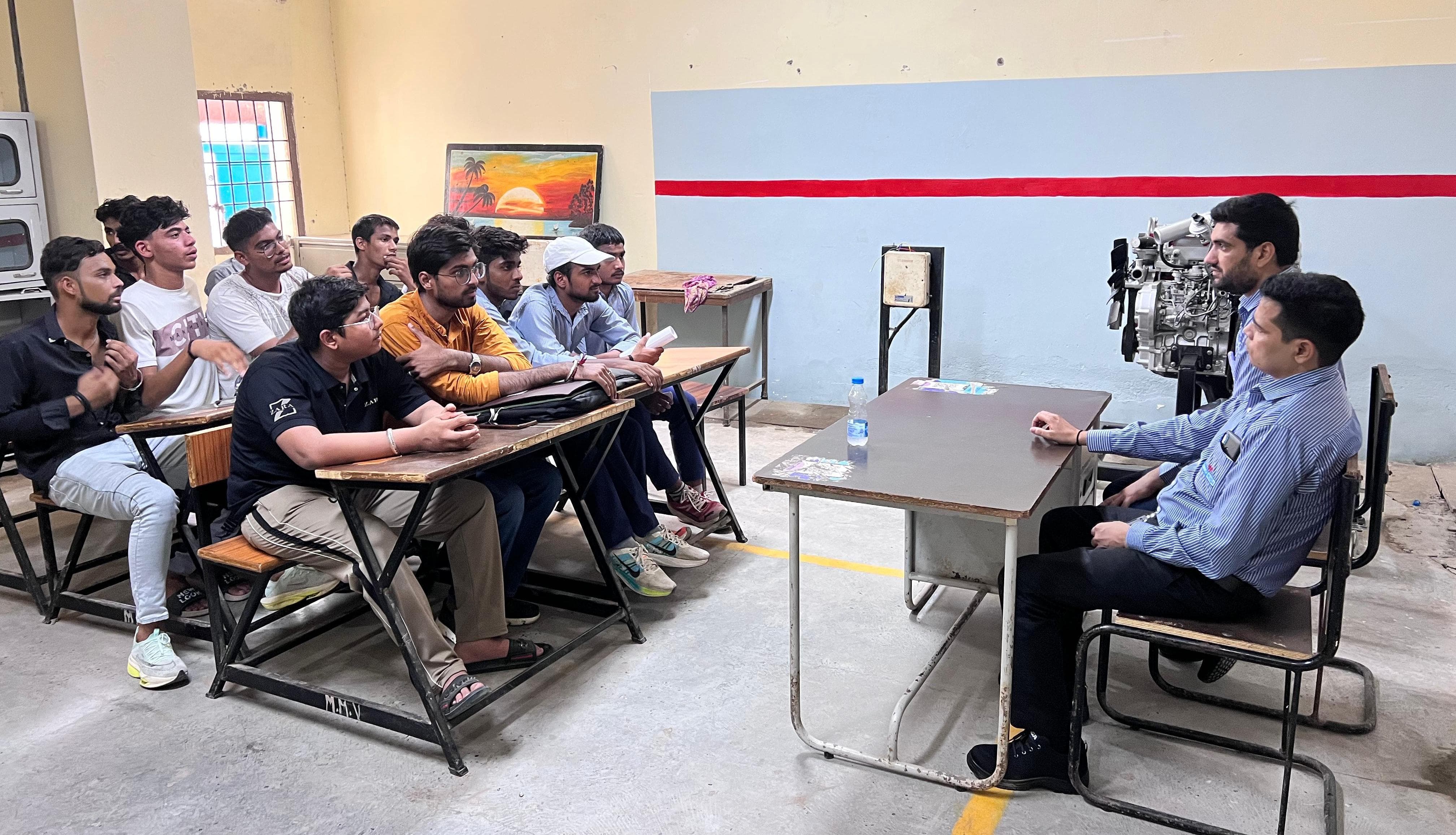 युवाओं का इंटरव्यू करते कंपनियों के अधिकारी। युवाओं का इंटरव्यू करते कंपनियों के अधिकारी।