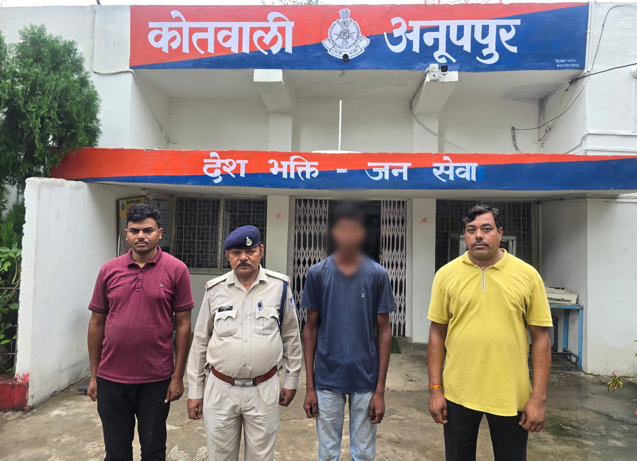 पुलिस की गिरफ्त में आरोपित पुलिस की गिरफ्त में आरोपित