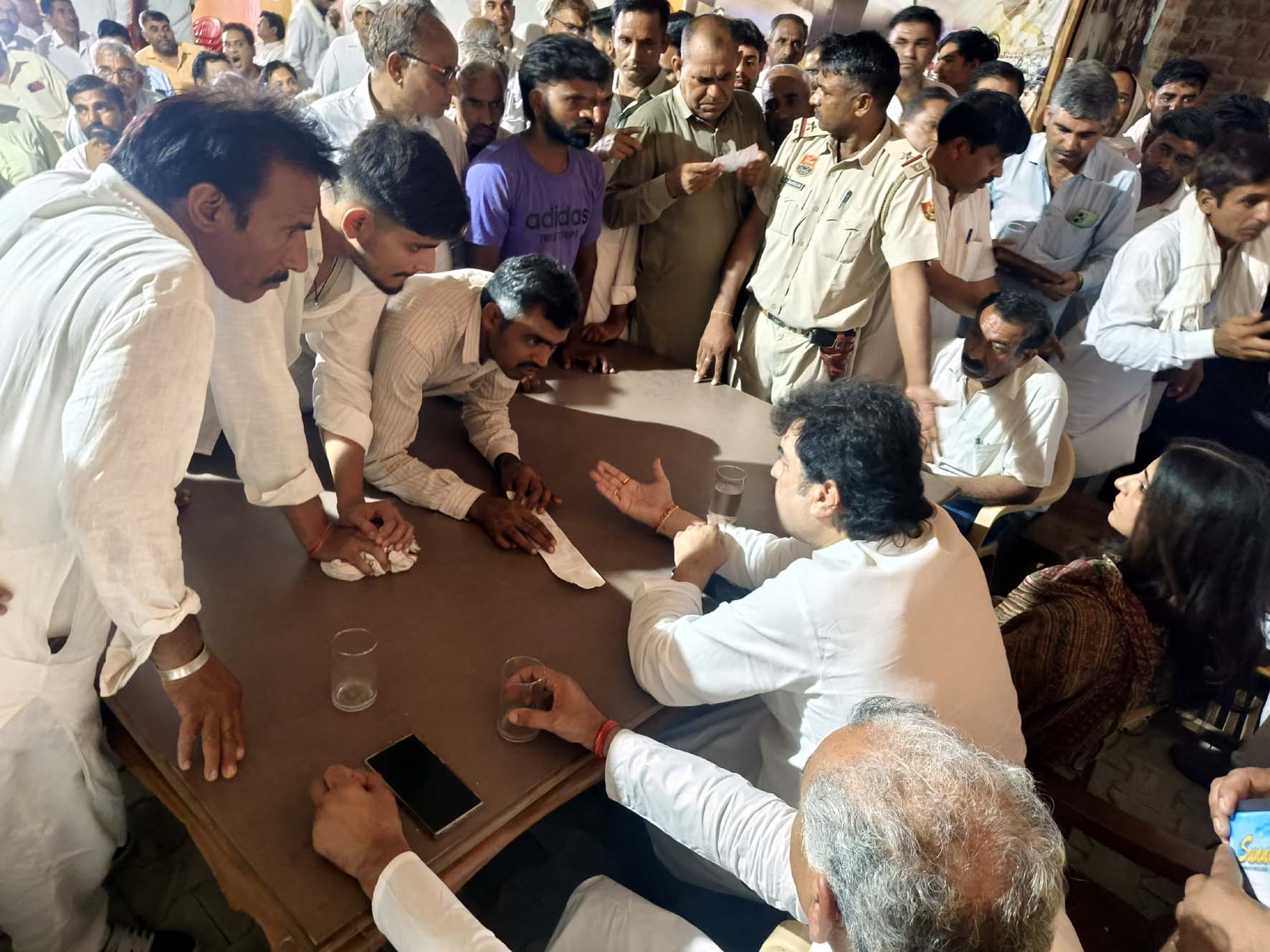 आदमपुर आवास पर क्षेत्रवासियों से मिलते कुलदीप बिश्नोई। आदमपुर आवास पर क्षेत्रवासियों से मिलते कुलदीप बिश्नोई।