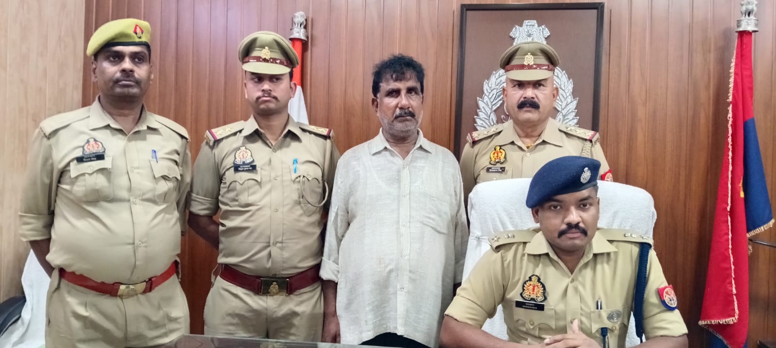 गिरफ्तार बदमाश के साथ पुलिस अधिकारी गिरफ्तार बदमाश के साथ पुलिस अधिकारी