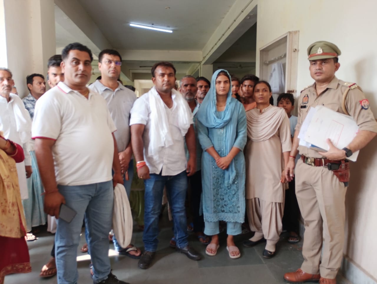 पुलिस अभिरक्षा में गायब युवती परिजनों के साथ पुलिस अभिरक्षा में गायब युवती परिजनों के साथ