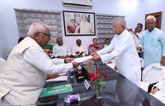 राजद के राष्ट्रीय अध्यक्ष पद के लिए लालू यादव नॉमिनेशन करते हुए राजद के राष्ट्रीय अध्यक्ष पद के लिए लालू यादव नॉमिनेशन करते हुए