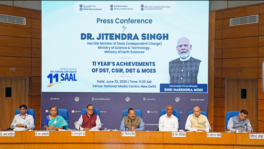 प्रेसवार्ता को संबोधित करते हुए डॉ. जितेन्द्र सिंह प्रेसवार्ता को संबोधित करते हुए डॉ. जितेन्द्र सिंह