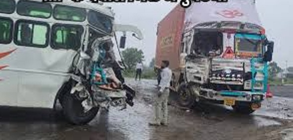 इंदौर-बैतूल हाईवे पर बस और कंटेनर की टक्कर इंदौर-बैतूल हाईवे पर बस और कंटेनर की टक्कर