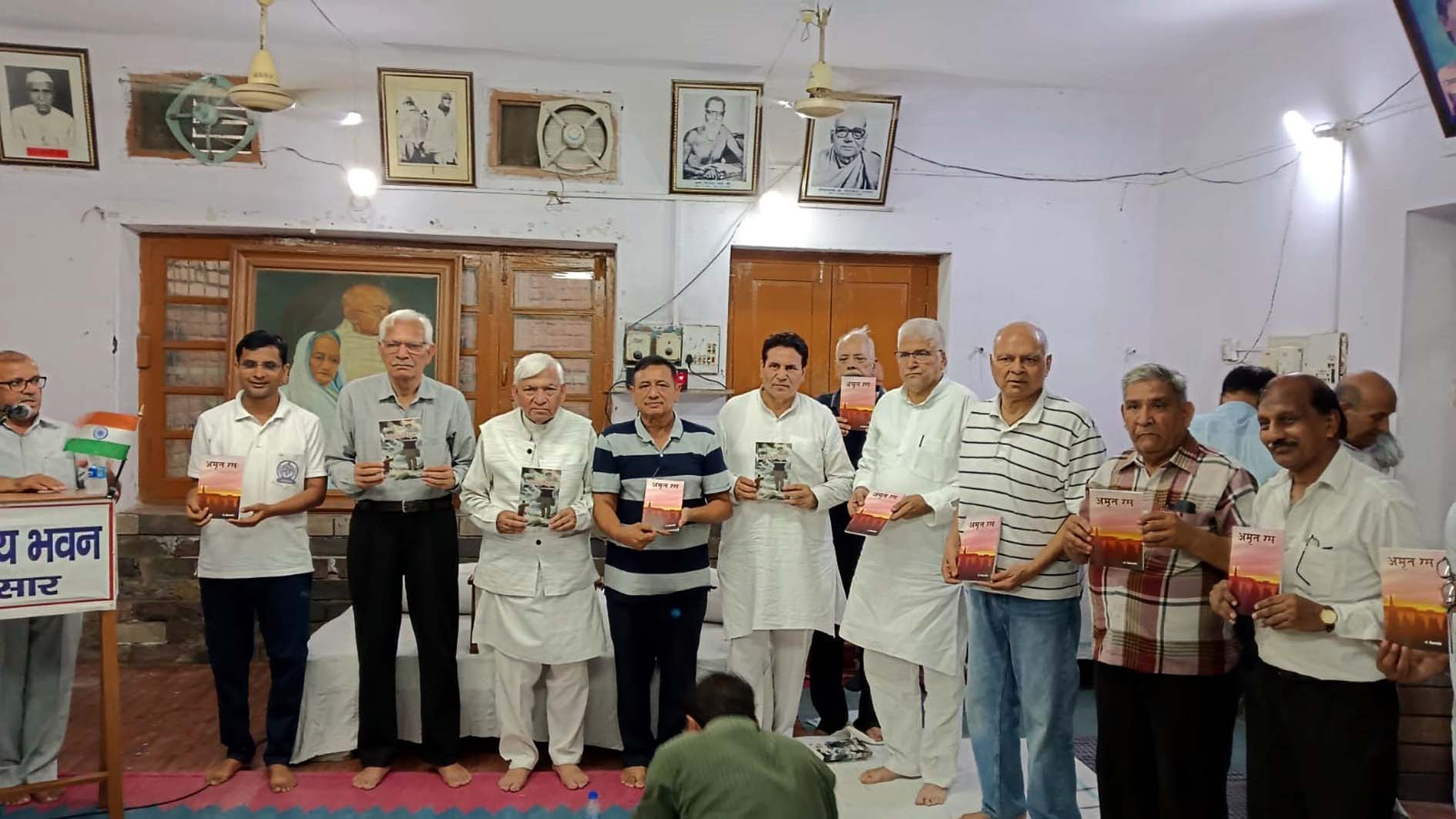 साहित्यकार डॉ. विक्रमजीत की पुस्तकों का विमोचन करते इतिहासकार डॉ. एमएम जुनेजा, पूर्व प्रिंसीपल आईजे नाहल, डॉ. सत्यपाल शर्मा व गणमान्य लोग। साहित्यकार डॉ. विक्रमजीत की पुस्तकों का विमोचन करते इतिहासकार डॉ. एमएम जुनेजा, पूर्व प्रिंसीपल आईजे नाहल, डॉ. सत्यपाल शर्मा व गणमान्य लोग।
