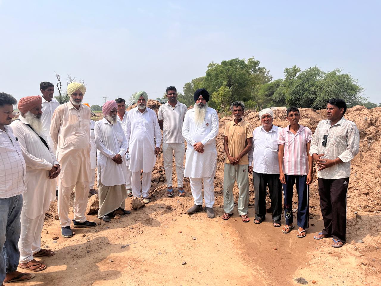किसानों के साथ मौके पर पहुंचे किसान नेता लखविंद्र सिंह। किसानों के साथ मौके पर पहुंचे किसान नेता लखविंद्र सिंह।