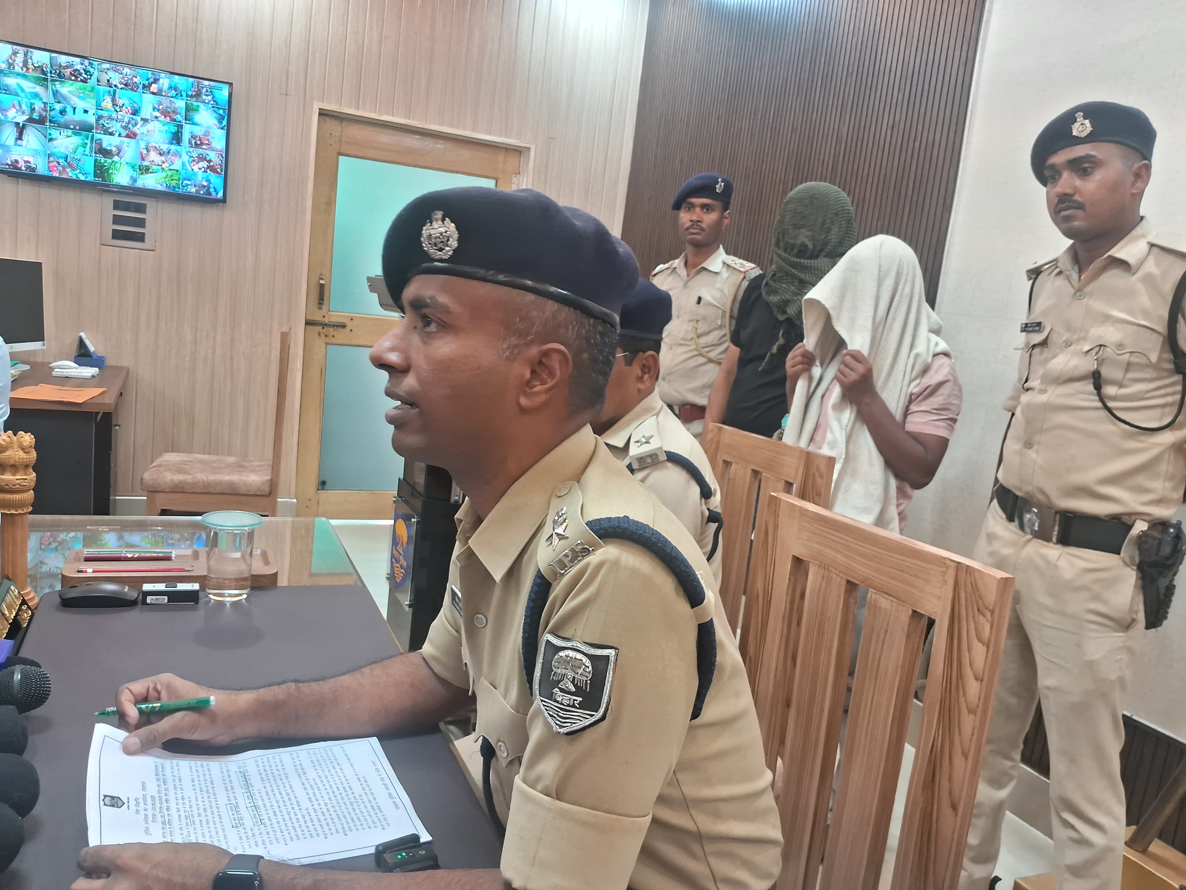 एसपी प्रेस वार्ता करते एसपी प्रेस वार्ता करते