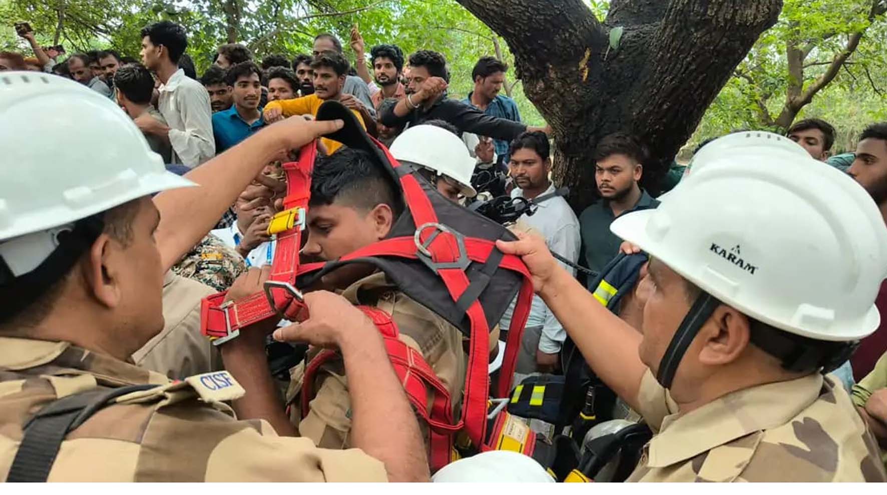 कुएं से गाय का बछड़ा निकालने गए ५ युवकों की जहरीली गैस से मौत, एक सुरक्षा बच निकला कुएं से गाय का बछड़ा निकालने गए ५ युवकों की जहरीली गैस से मौत, एक सुरक्षा बच निकला
