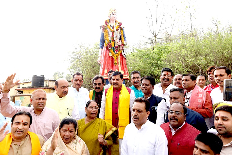 रानी दुर्गावती की समाधि स्थल पहुँचे मुख्यमंत्री रानी दुर्गावती की समाधि स्थल पहुँचे मुख्यमंत्री