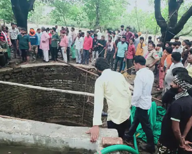 घटनास्थल पर जुटी ग्रामीणों की भीड़ घटनास्थल पर जुटी ग्रामीणों की भीड़