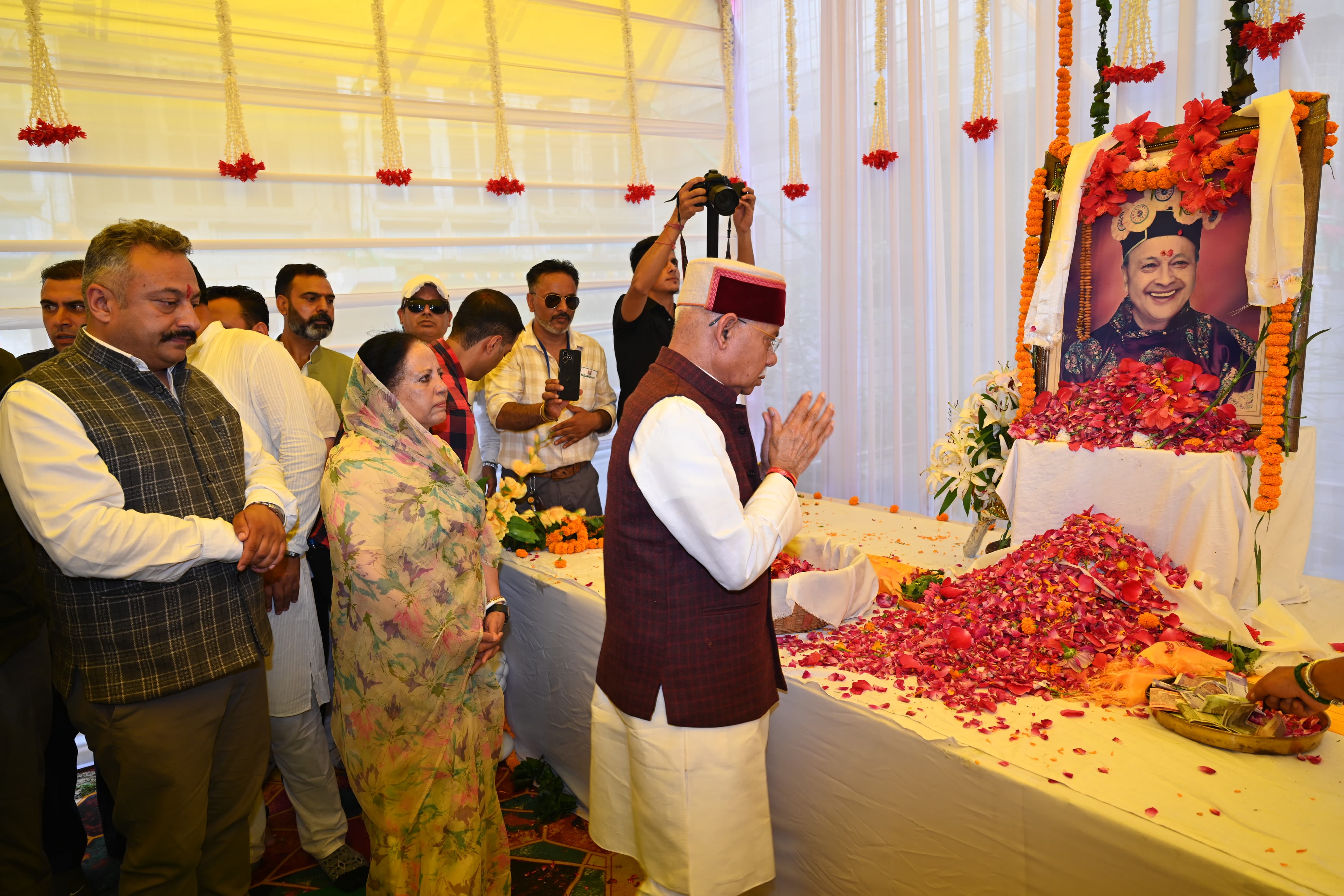 स्वर्गीय वीरभद्र सिंह को श्रद्धांजलि देते राज्यपाल से प्रताप शुक्ला स्वर्गीय वीरभद्र सिंह को श्रद्धांजलि देते राज्यपाल से प्रताप शुक्ला