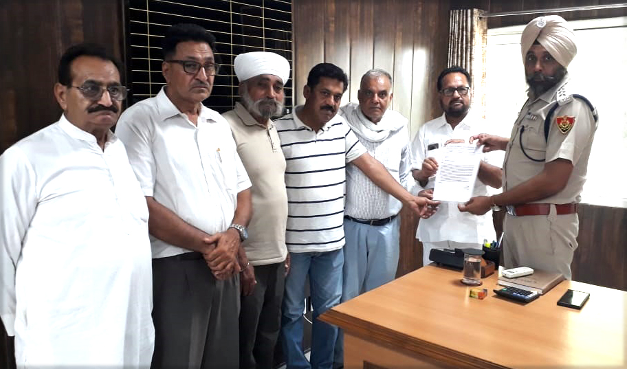 डीएसपी को ज्ञापन सौंपता शिष्टमंडल। डीएसपी को ज्ञापन सौंपता शिष्टमंडल।