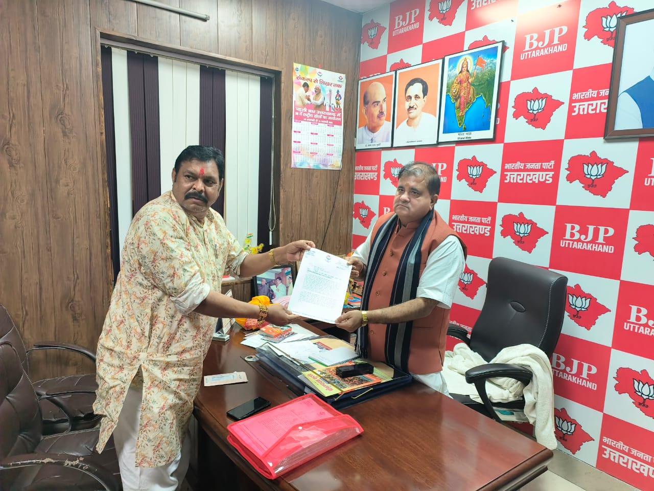 भाजपा के पूर्व विधायक सुरेश राठौर भाजपा प्रदेश अध्यक्ष को अपना जवाब सौंपते। भाजपा के पूर्व विधायक सुरेश राठौर भाजपा प्रदेश अध्यक्ष को अपना जवाब सौंपते।