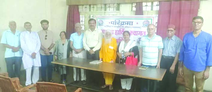 काव्य गोष्ठी के दौरान कविगण काव्य गोष्ठी के दौरान कविगण