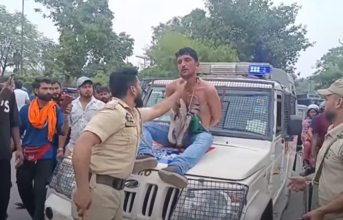 जम्मू में कुख्यात अपराधी को जूतों की माला पहनाकर सड़कों पर घुमाया गया जम्मू में कुख्यात अपराधी को जूतों की माला पहनाकर सड़कों पर घुमाया गया