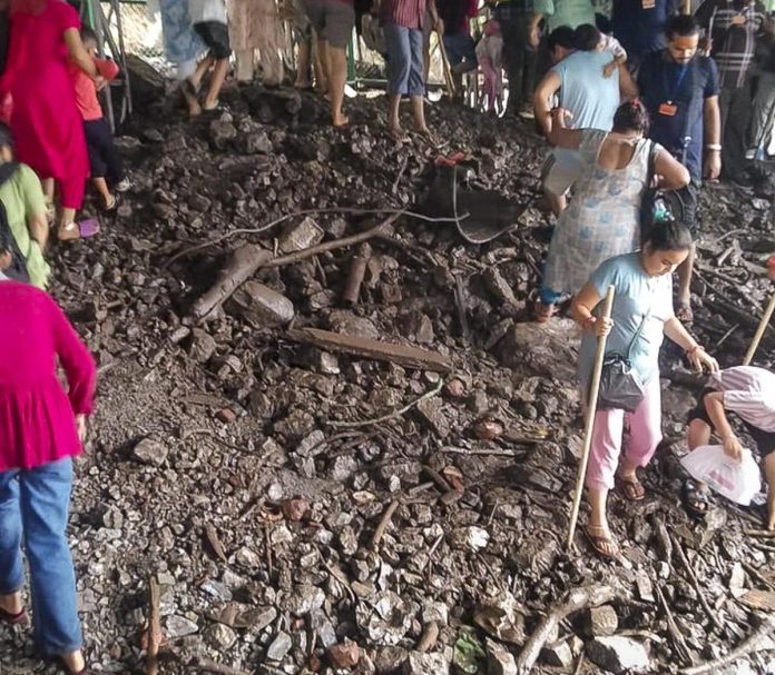 भूस्खलन से प्रभावित माता वैष्णो देवी मंदिर का नया ट्रैक बंद और कोहरे के कारण हेलिकॉप्टर सेवा स्थगित