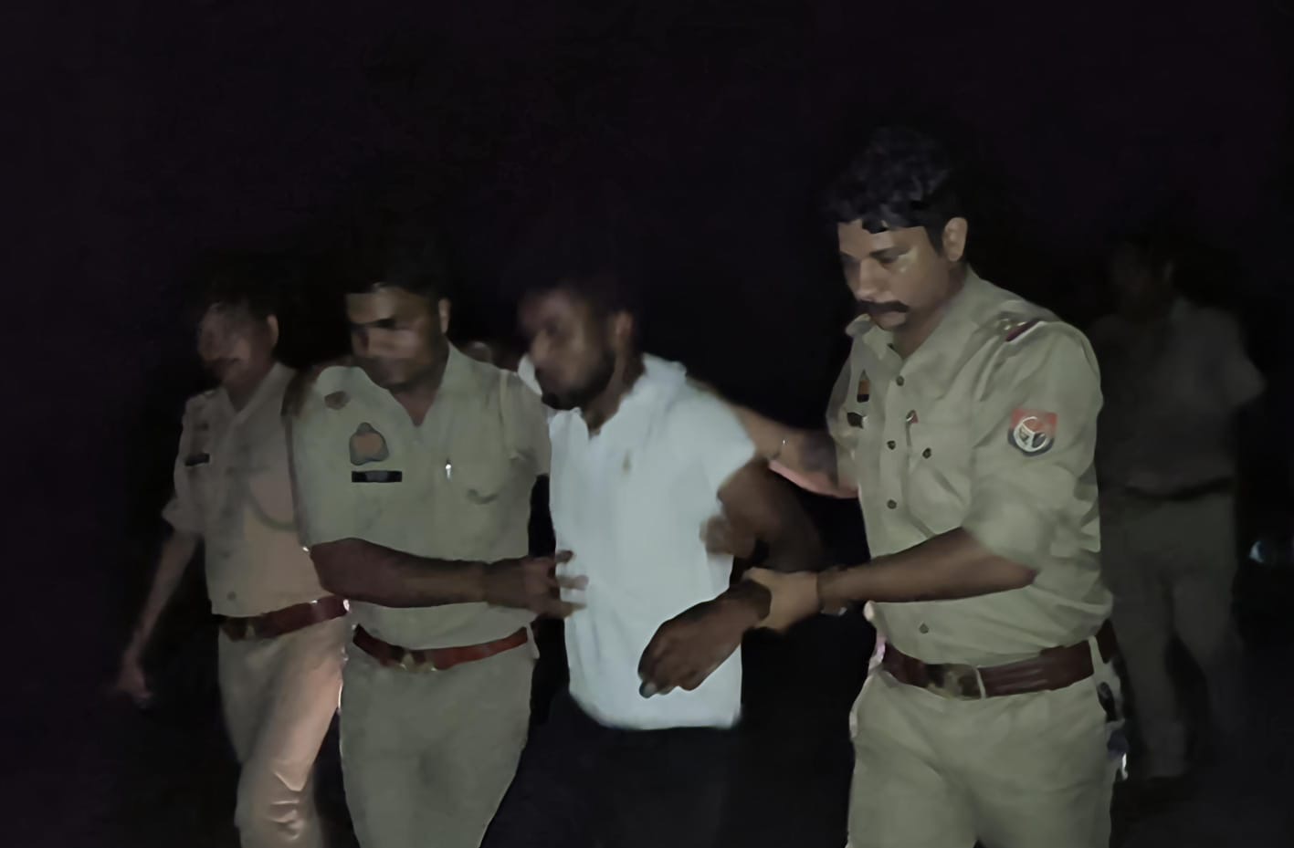 पुलिस की हिरासत में पकड़े गए बदमाश पुलिस की हिरासत में पकड़े गए बदमाश