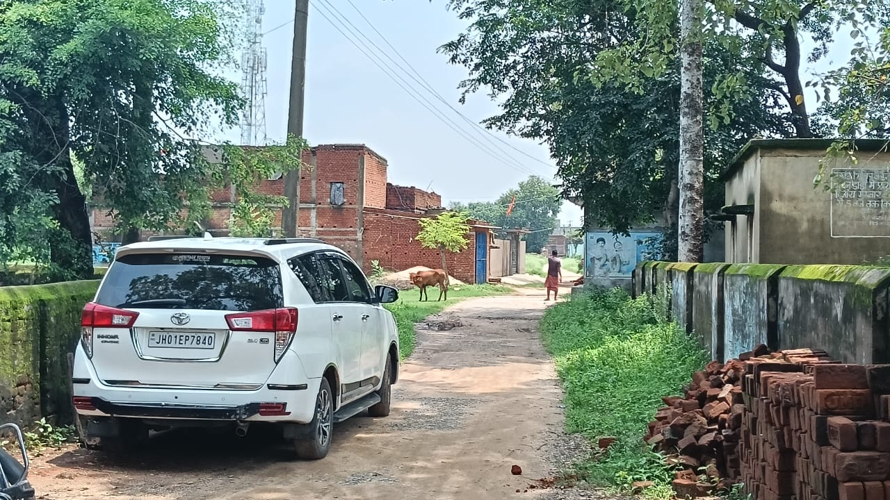 लिफ्टर के घर के बाहर सीबीआई की टीम लिफ्टर के घर के बाहर सीबीआई की टीम