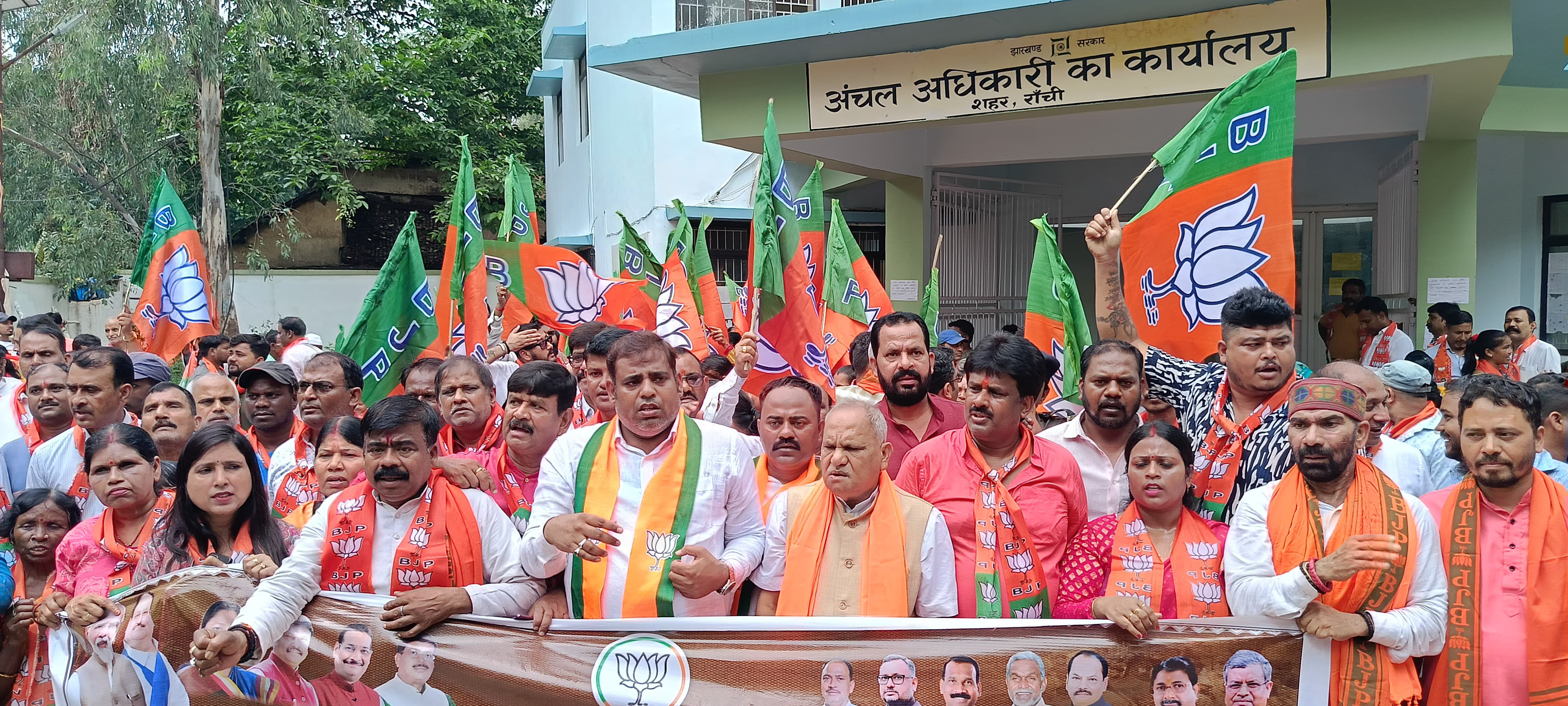 भाजपा नेता प्रदर्शन करते हुए भाजपा नेता प्रदर्शन करते हुए