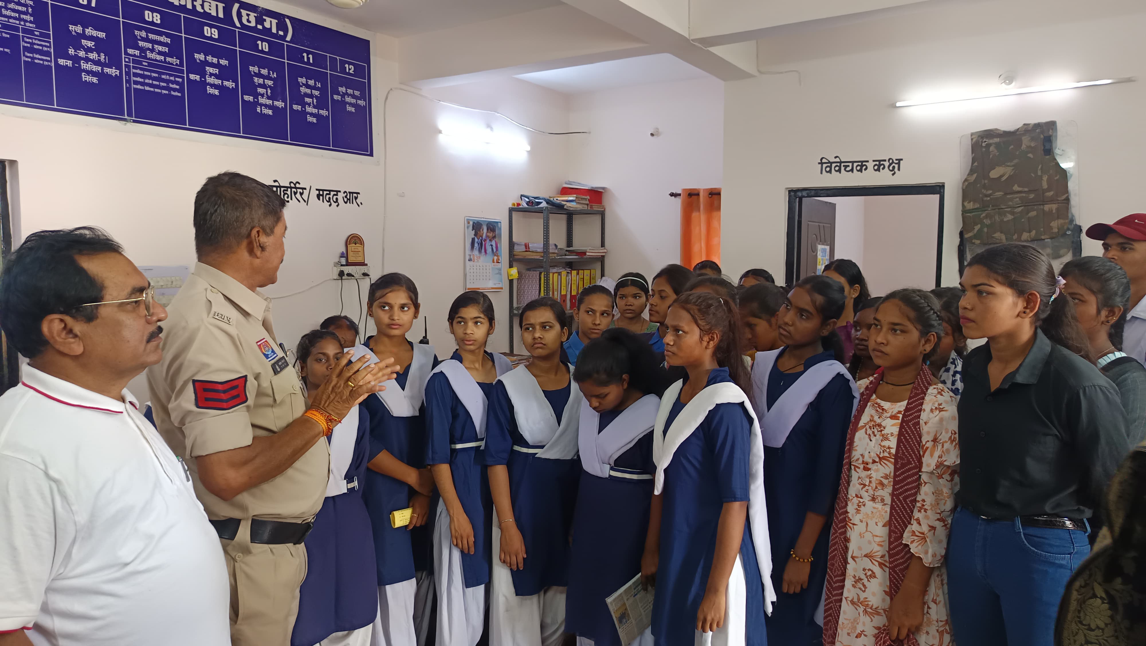 कोरबा पुलिस द्वारा स्कूली विद्यार्थियों को पुलिस कार्यप्रणाली की जानकारी दी गई कोरबा पुलिस द्वारा स्कूली विद्यार्थियों को पुलिस कार्यप्रणाली की जानकारी दी गई