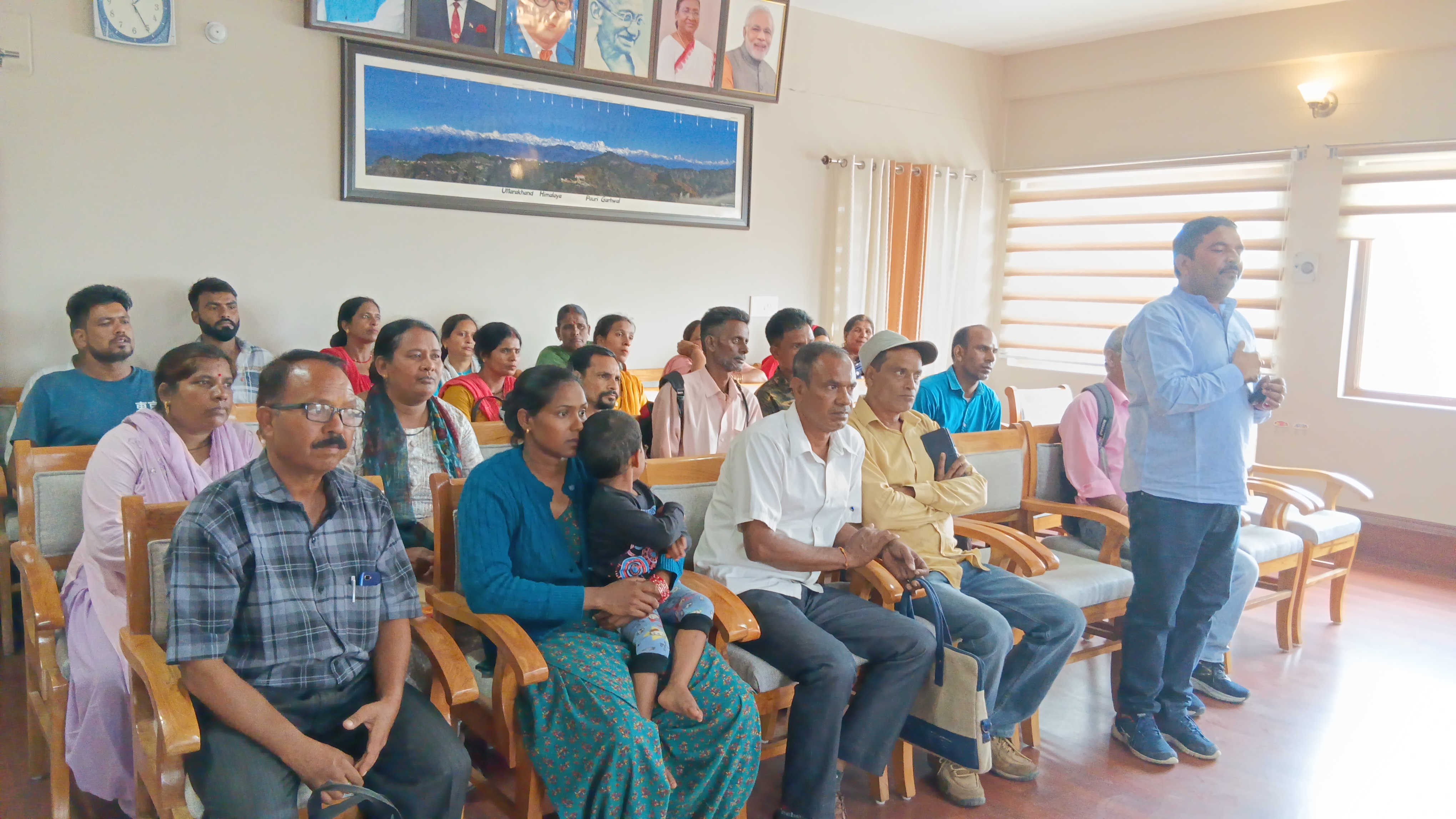 पौड़ी में गिरगांव के ग्रामीण ज्ञापन देते जिलाधिकार को पौड़ी में गिरगांव के ग्रामीण ज्ञापन देते जिलाधिकार को