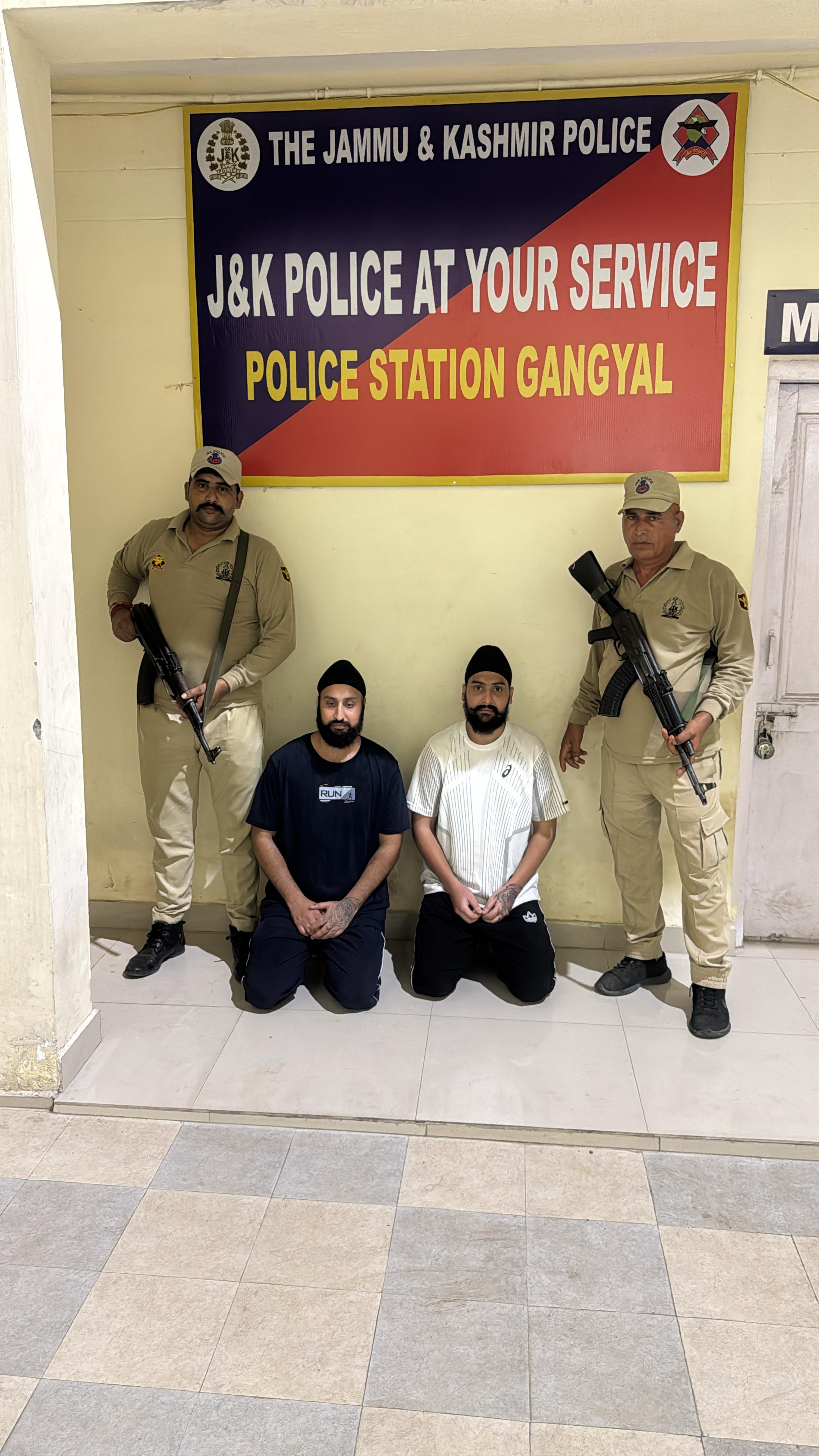 गोलीबारी की घटना में वांछित दो अपराधी 17 दिनों की लंबी तलाश के बाद गिरफ्तार गोलीबारी की घटना में वांछित दो अपराधी 17 दिनों की लंबी तलाश के बाद गिरफ्तार