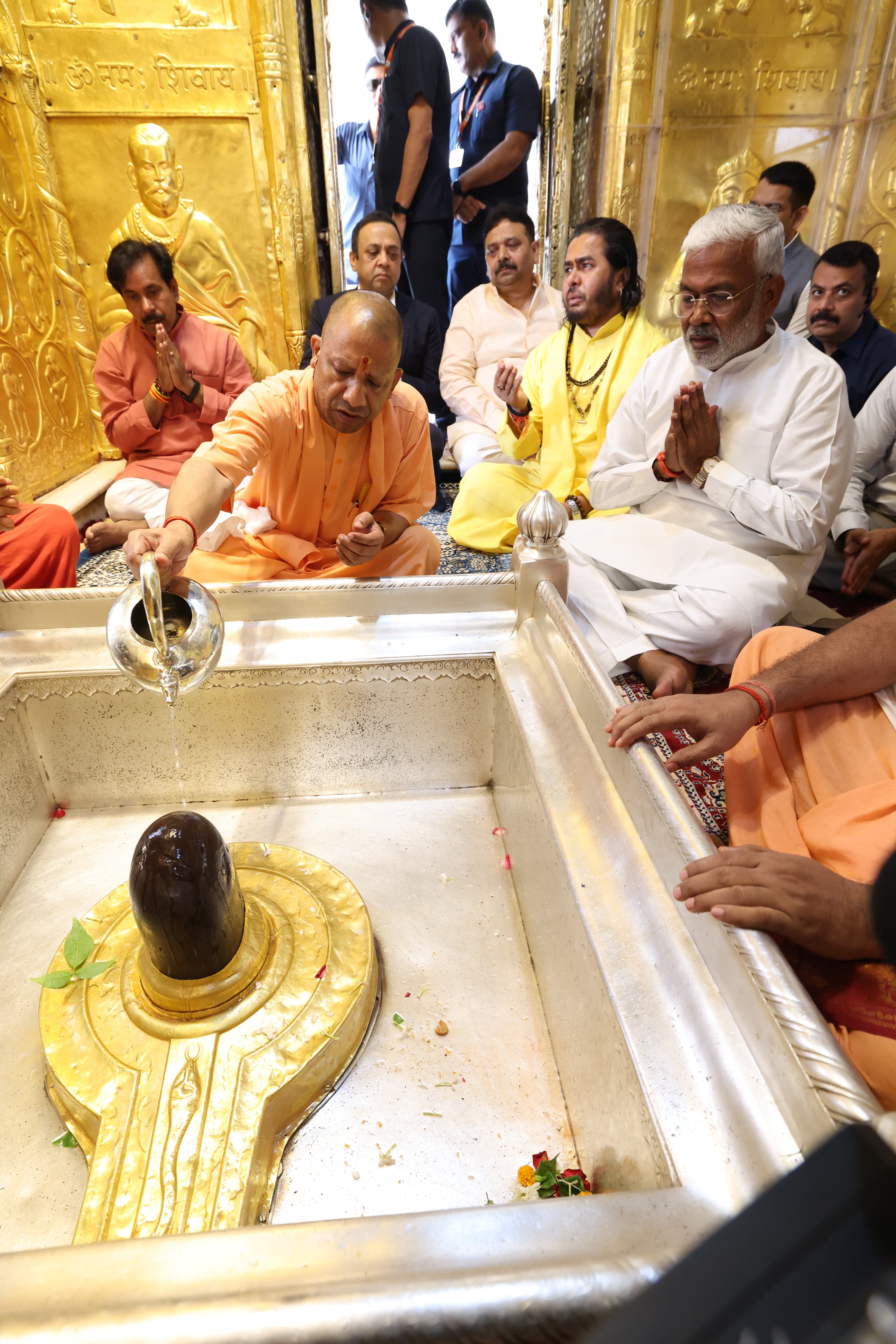 योगी आदित्यनाथ बाबा विश्वनाथ के दरबार में योगी आदित्यनाथ बाबा विश्वनाथ के दरबार में