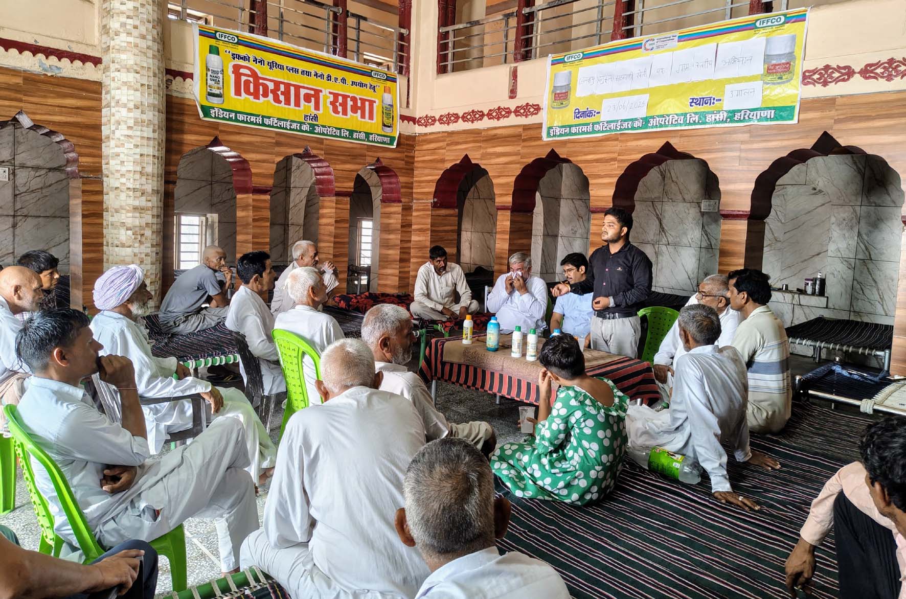 किसान सभा में उपस्थित किसानों को संबोधित करते अधिकारी। किसान सभा में उपस्थित किसानों को संबोधित करते अधिकारी।