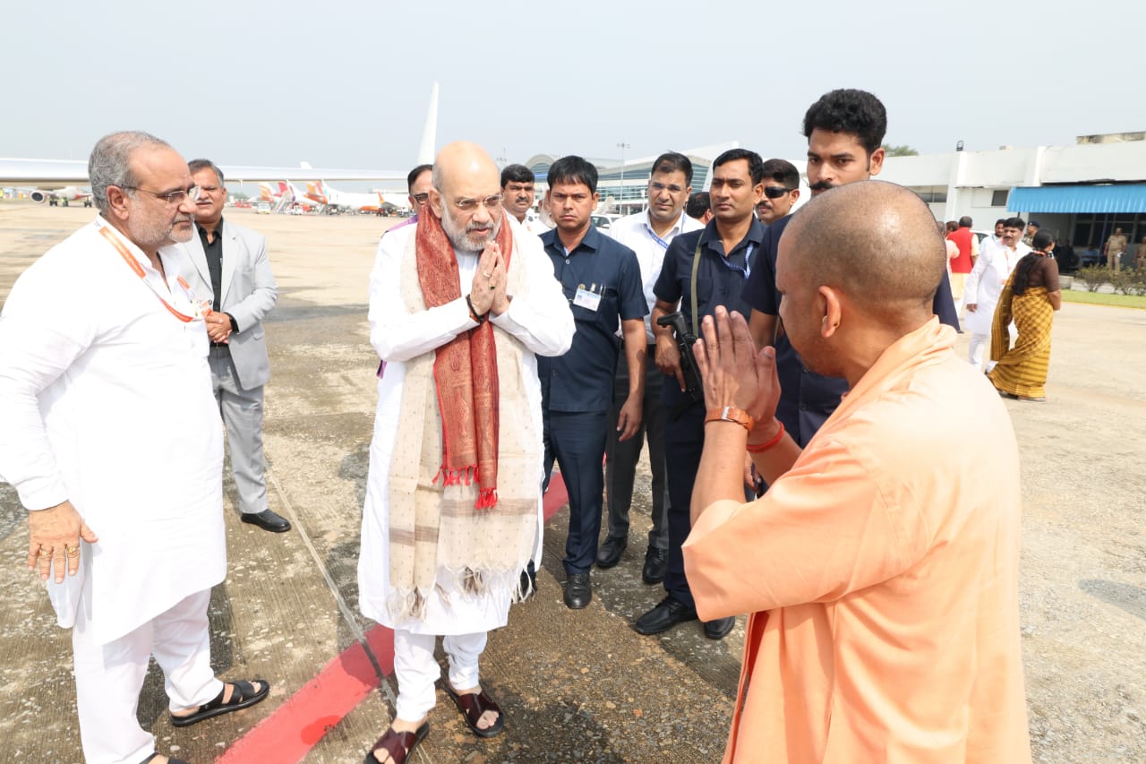बाबतपुर एयरपोर्ट पर गृहमंत्री को विदा करते मुख्यमंत्री बाबतपुर एयरपोर्ट पर गृहमंत्री को विदा करते मुख्यमंत्री
