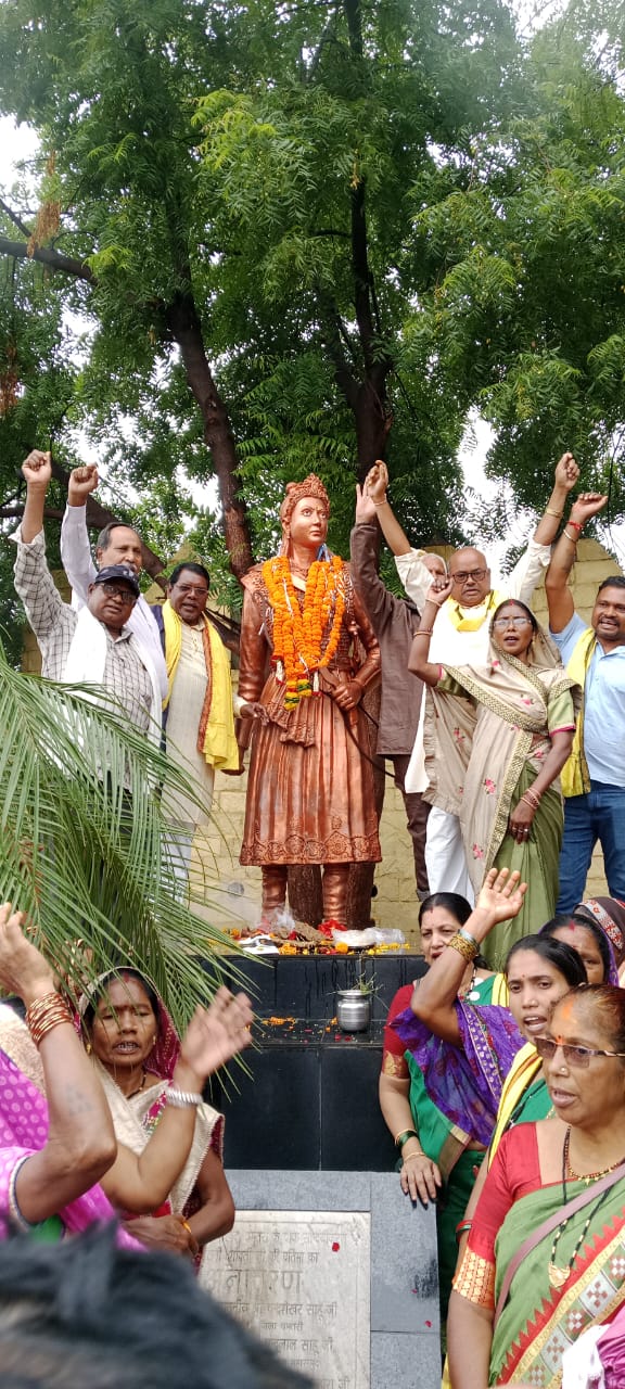 रानी दुर्गावती का जयकारा लगाते हुए समाजजन।
