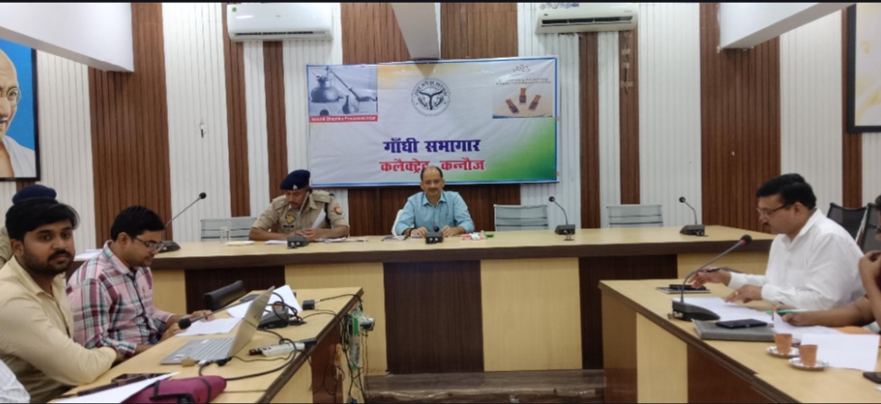 कन्नौज: जिले में सख्ती से लागू होगा नो-हेलमेट नो-पेट्रोल: डीएम कन्नौज: जिले में सख्ती से लागू होगा नो-हेलमेट नो-पेट्रोल: डीएम